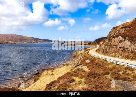 Autostrada A837 lungo il Loch Assynt nelle highlands scozzesi vicino Ardvreck Castle Foto Stock