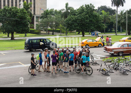 Cuba, La Habana, La Habana, Plaza de la Revolución / Piazza della Rivoluzione, ciclisti, gruppo Foto Stock