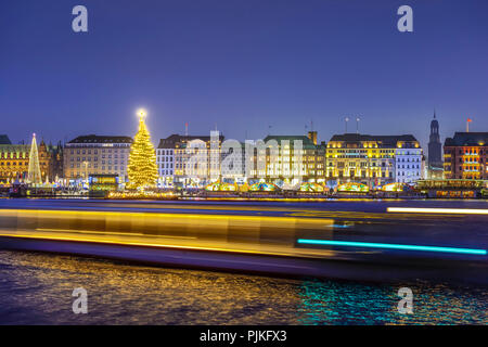 Germania, Amburgo, Neustadt, Alstertanne sulla Binnenalster al tempo di Natale Foto Stock