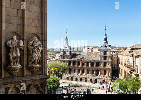 Spagna, Toledo Catedral, torre di ascesa, visualizzare Plaza del Ayuntamiento Town Hall Foto Stock