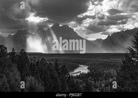 Tempesta in arrivo, vista dal fiume Snake si affacciano nel Parco Nazionale di Grand Teton, Wyoming. Foto Stock