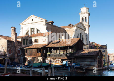 Gondola builder cantiere nel centro storico di Venezia, Italia Foto Stock