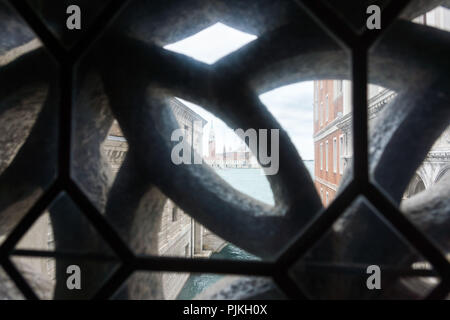 Venezia, Palazzo Ducale, il Ponte dei Sospiri, vista dall'interno, grigliate Foto Stock