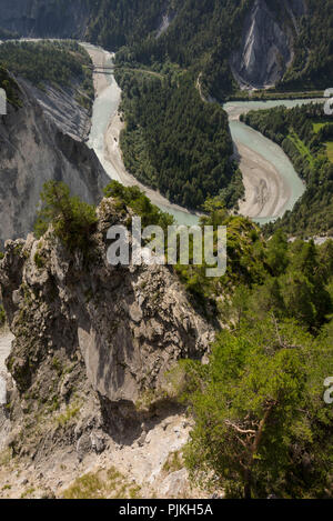 Vista dalla piattaforma di osservazione Il Spir in gola del Reno vicino a Conn, regione Surselva del cantone dei Grigioni, Svizzera Foto Stock