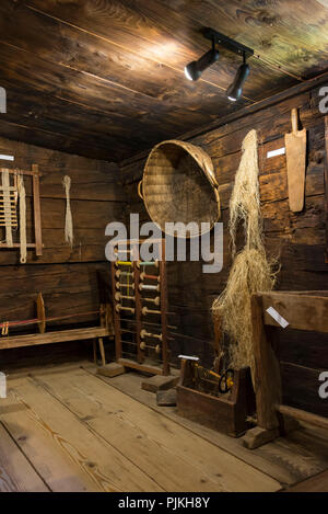 Nel museo Walserhaus nel villaggio di montagna di insediamento Walser Bosco Gurin, Val di Bosco, Vallemaggia, Ticino, Svizzera Foto Stock