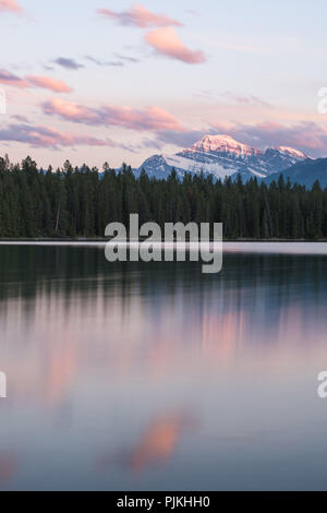 Tramonto sul lago Annette, Jasper National Park, Canada Foto Stock