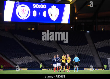 Vista generale del quadro del punteggio a tempo pieno durante l'amichevole internazionale all'Hampden Park, Glasgow. Foto Stock