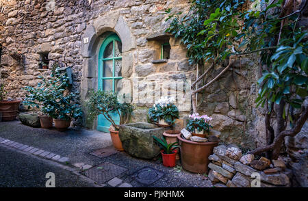 Il vecchio centro di Aigne ha la forma di un guscio di lumaca e fu costruito nel XI secolo (chiamato anche L'Escargot), casa di facciata, vasi per fiori Foto Stock