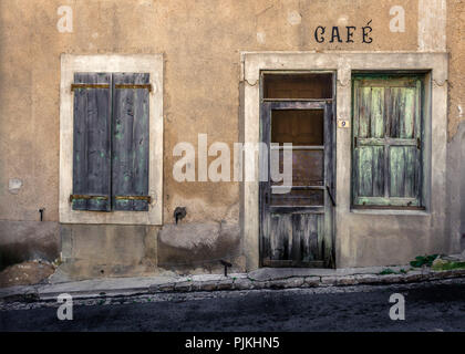 Vecchia chiusa cafe nel centro di Azillanet Foto Stock