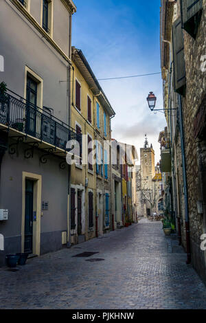 Peyriac de Mer, Vicolo nel centro storico del villaggio che si affaccia sulla chiesa di San Paolo, costruita nel XVI secolo, monumento historique Foto Stock