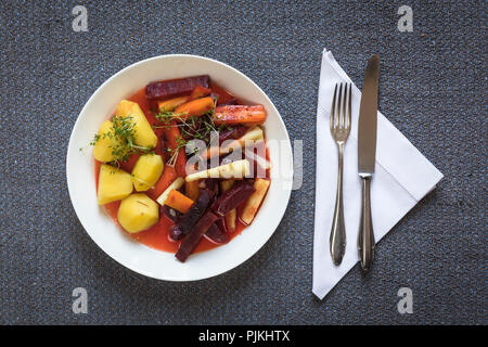 Inverno misto di verdure con patate su piastra Foto Stock