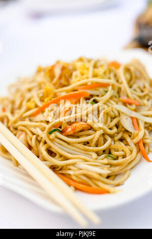 Dettaglio di mescolare fritti tagliatelle cinesi con gamberi e verdure. Foto Stock