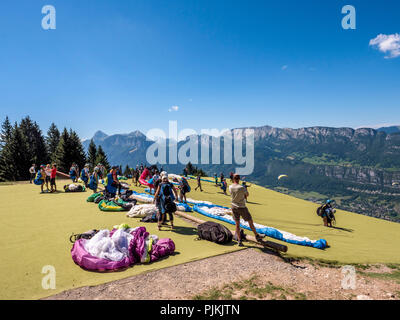 Parapendio in attesa di buone condizioni di avviamento nelle Alpi francesi Foto Stock