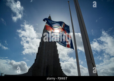 L'Islanda, Hallgrímskirkja, Reykjavik, retroilluminazione, bandiera islandese, Chiesa di Hallgrímur Foto Stock