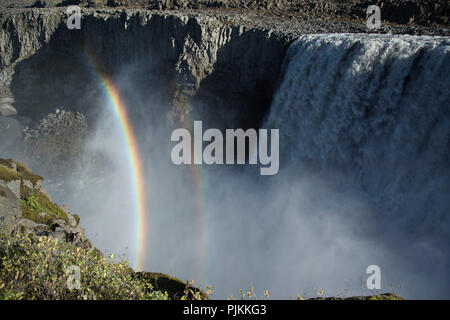 L'Islanda, la forza della natura di Dettifoss, in Europa la cascata più forte, rainbow Foto Stock