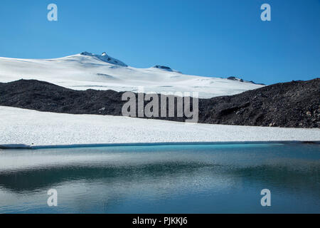 Regione del vertice di Snaefellsjökull, lago glaciale, all'ingresso del centro della terra (Jules Verne), il profondo blu del cielo senza nuvole Foto Stock