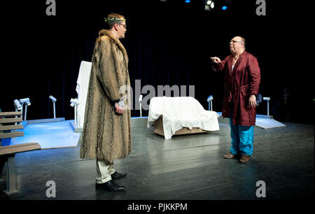 Compagnia di Teatro de Dijlezonen giocando De Vrek da Molière, diretto dal Gie Beullens (Belgio, 22/01/2015) Foto Stock