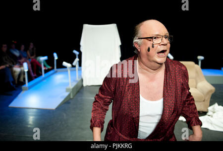 Compagnia di Teatro de Dijlezonen giocando De Vrek da Molière, diretto dal Gie Beullens (Belgio, 22/01/2015) Foto Stock