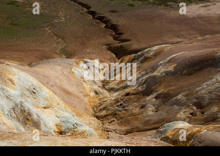 Islanda e colorati di piste al vulcano Leirhnjúkur nell'area Krafla, depositi di zolfo, hot springs, Foto Stock