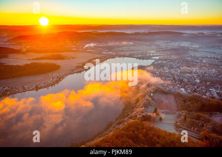 Alba sul Harkortsee sulla città confine tra Wetter e Herdecke, Harkortturm e Cuno impianto di alimentazione in corrispondenza Harkortsee, Wetter (Ruhr), la zona della Ruhr, Nord Reno-Westfalia, Germania Foto Stock