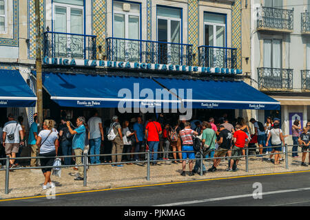 Lisbona, Portogallo - Settembre 7, 2018: persone coda nella parte anteriore dei Pasteis de Belem panificio a Lisbona, Portogallo che è il luogo di nascita di questo famoso portugues Foto Stock