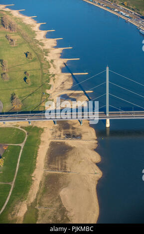 Riva del Reno Oberkassel con ponte Oberkasseler, Dusseldorf, Renania, Renania settentrionale-Vestfalia, Germania Foto Stock