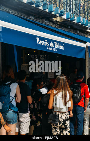 Lisbona, Portogallo - Settembre 7, 2018: persone coda nella parte anteriore dei Pasteis de Belem panificio a Lisbona, Portogallo che è il luogo di nascita di questo famoso portugues Foto Stock