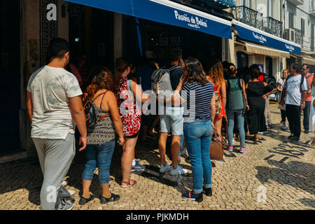 Lisbona, Portogallo - Settembre 7, 2018: persone coda nella parte anteriore dei Pasteis de Belem panificio a Lisbona, Portogallo che è il luogo di nascita di questo famoso portugues Foto Stock