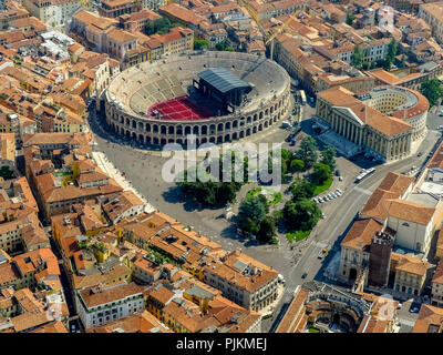 Vista aerea, Arena di Verona e Piazza Bra, Anfiteatro Romano, il centro di Verona, Verona, Italia settentrionale, Veneto, Italia Foto Stock