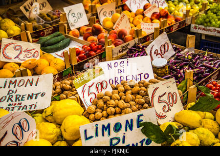 SORRENTO (NA), Italia - 2 Settembre 2018: frutta e verdura in vendita nel negozio tipico Foto Stock