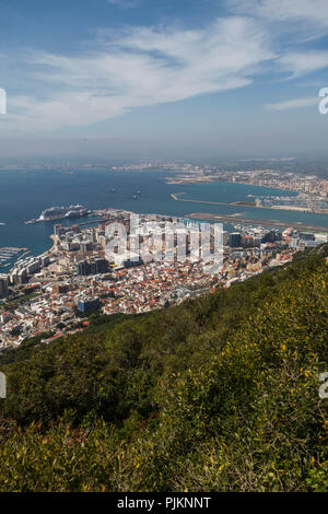 Vista dalla roccia a Gibilterra, Gemma e enclave britannica al Mar Mediterraneo e La Línea de la Concepción, città di confine sulla terraferma spagnola Foto Stock