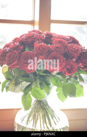 Un intero mazzo di fiori a gambo lungo Red Rose di baccara, Foto Stock