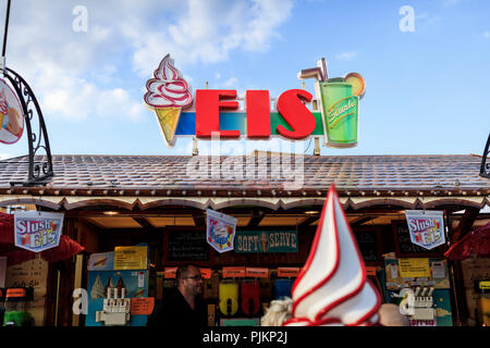 L'Europa, Germania, Hesse, Frankfurt am Main, ice cream stand Dippemess Foto Stock