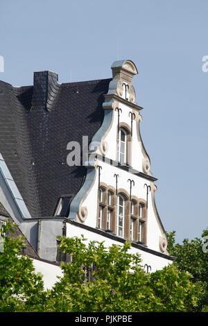 Storica casa a capanna su Heumarkt, città vecchia di Colonia, nella Renania settentrionale-Vestfalia, Germania, Europa Foto Stock