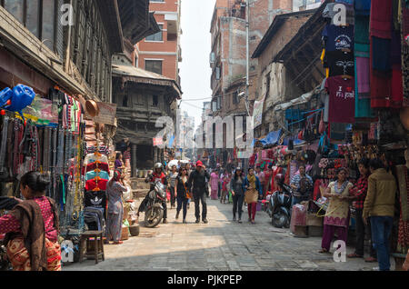 Kathmandu, Nepal - 16 Aprile 2016: Motivo mercato Tole è occupato con i lavoratori, gli enti locali e i turisti di fronte al Santuario Ganesh, Indra Chowk, Kathmandu nep Foto Stock