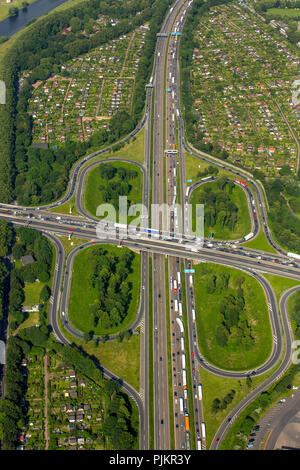 Ingorgo, ingorgo sull'autostrada A59 e l'autostrada A40, all'interscambio Duisburg al Ruhrdeich, Duisburg, la zona della Ruhr, Nord Reno-Westfalia, Germania Foto Stock