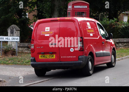 Rosso britannica Royal Mail Delivery van consegna la posta nel paese Foto Stock