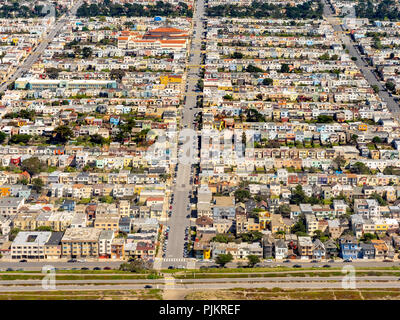 Casa residenziale righe, le righe di case, città Doelger, esterno al tramonto, West di San Francisco, San Francisco, San Francisco Bay Area, gli Stati Uniti, California, Stati Uniti Foto Stock