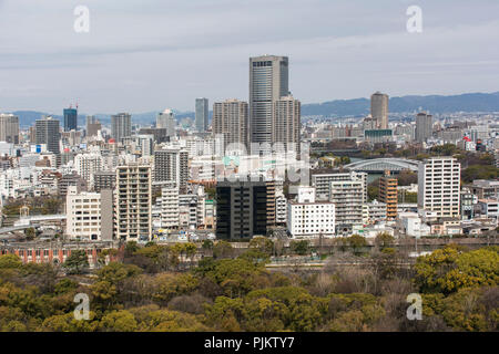Panorama della città dalla torre principale del castello di Osaka, Giappone Foto Stock