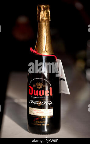 Foto del prodotto del rilanciato Duvel tripla birra di luppolo da Duvel Moortgat/birreria (Belgio, 30/09/2010) Foto Stock