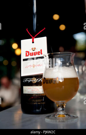 Foto del prodotto del rilanciato Duvel tripla birra di luppolo da Duvel Moortgat/birreria (Belgio, 30/09/2010) Foto Stock