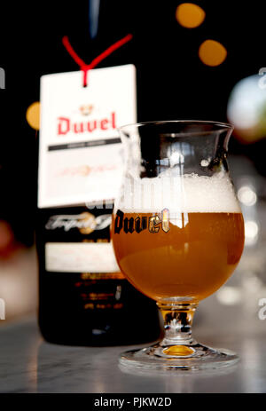 Foto del prodotto del rilanciato Duvel tripla birra di luppolo da Duvel Moortgat/birreria (Belgio, 30/09/2010) Foto Stock