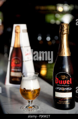 Foto del prodotto del rilanciato Duvel tripla birra di luppolo da Duvel Moortgat/birreria (Belgio, 30/09/2010) Foto Stock