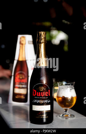 Foto del prodotto del rilanciato Duvel tripla birra di luppolo da Duvel Moortgat/birreria (Belgio, 30/09/2010) Foto Stock