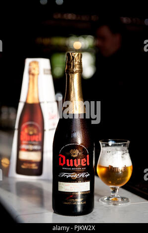 Foto del prodotto del rilanciato Duvel tripla birra di luppolo da Duvel Moortgat/birreria (Belgio, 30/09/2010) Foto Stock