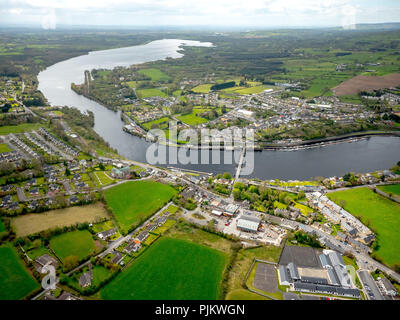 Killaloe Co. Chiara e opposta a Ballina Co Tipperary sul fiume Shannon, Bridge, County Clare, Tipperary, Irlanda, Europa Foto Stock