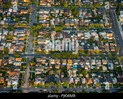 Tipici americani lo sviluppo di alloggiamento, case unifamiliari, commercio, nella contea di Los Angeles, California, Stati Uniti d'America Foto Stock