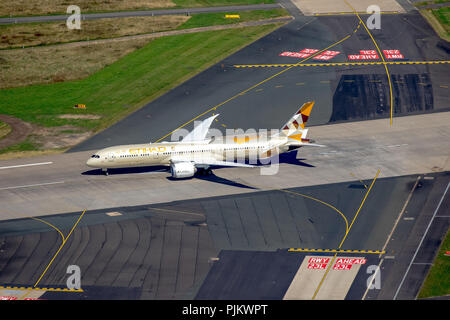 L'aeroporto di Düsseldorf, EDDL, gioco di volo, Boeing Dreamliner dalla compagnia aerea Etihad decollare, aerei per il trasporto di passeggeri, Dusseldorf, Renania, Renania settentrionale-Vestfalia, Germania Foto Stock