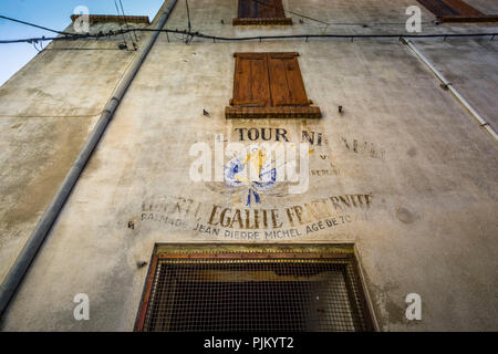 Vecchia iscrizione repubblicana sulla torre di Nicaud in Ille sur Têt Foto Stock