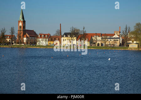 Vista sulla grande Zernsee all'isola città di Werder con la chiesa cattolica Santa Maria Meeresstern. Foto Stock